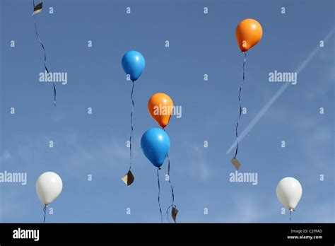 Release balloon hi-res stock photography and images - Alamy