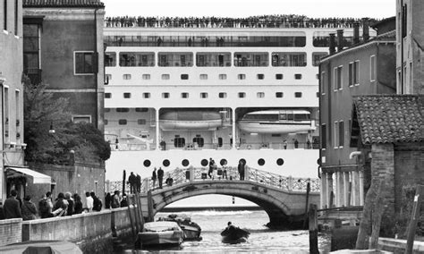 Are These Giant Cruise Ships Destroying Venice? | Venezia, Foto, Navi ...