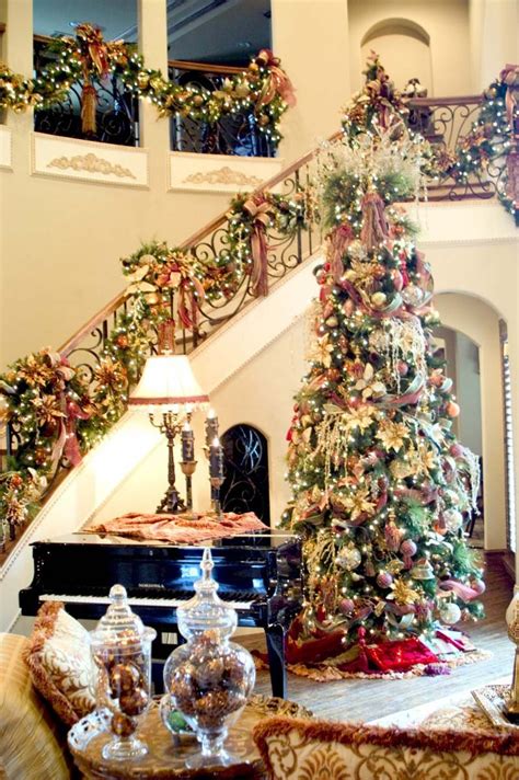 Christmas Staircase Decorations Ideas for This Year