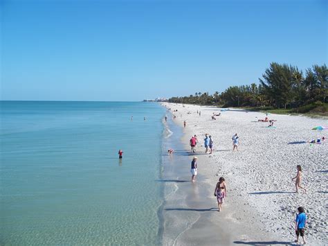 File:Naples FL beach01.jpg - Wikimedia Commons