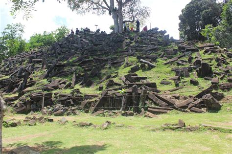 Situs Megalitikum Gunung Padang - Melangkahkan Kaki