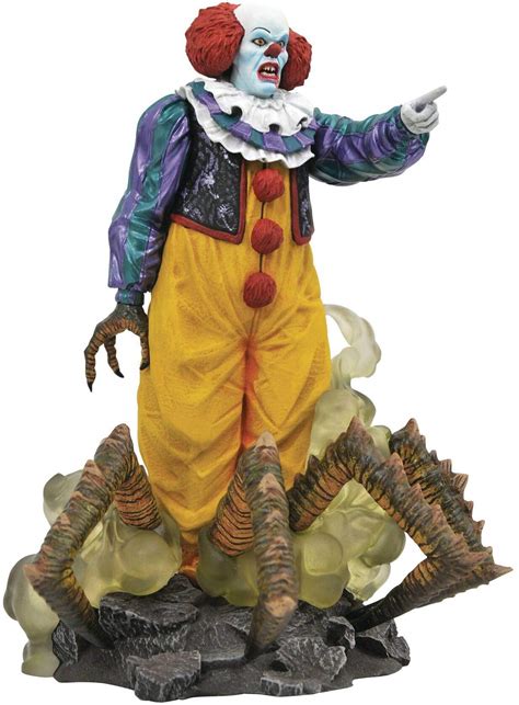 Buy DIAMOND SELECT TOYS Horror Movie Gallery: It 1990 Classic Pennywise PVC Figure, Multicolor ...