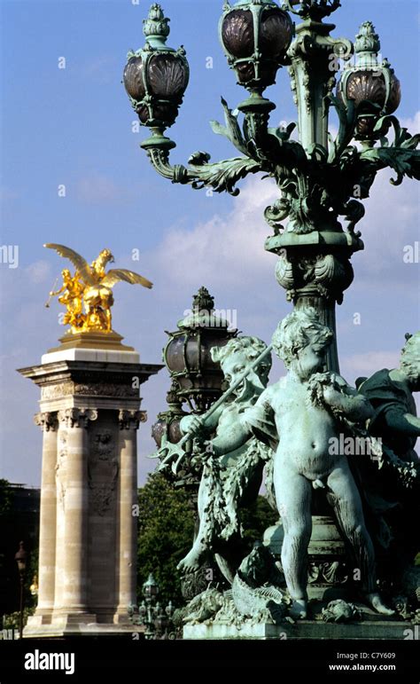 Statues de pont alexandre iii hi-res stock photography and images - Alamy