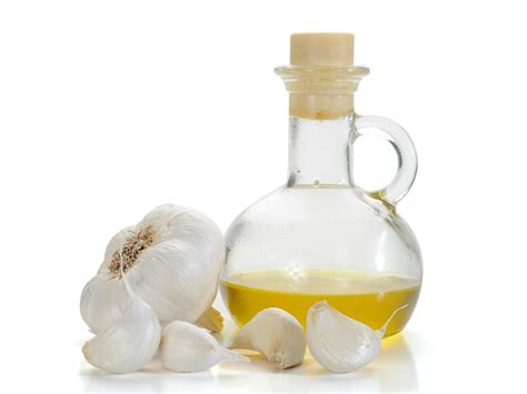 14 Wonderful Garlic Oil Benefits For Skin, Hair & Health