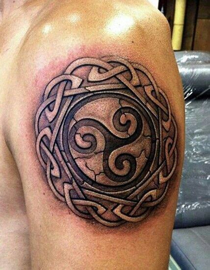 Cool celtic knot tattoo on shoulder - Tattooimages.biz