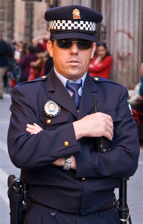 Police_officer_in_Granada,_Spain - Good And More