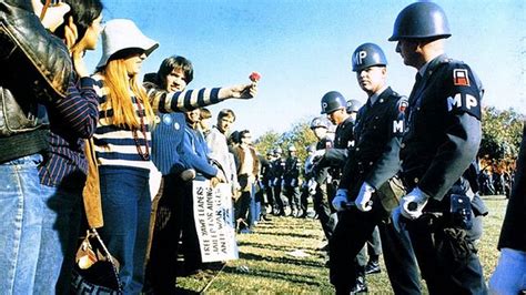 El flower power durante las protestas hippies contra la Guerra de Vietnam. Arlington, Virginia ...