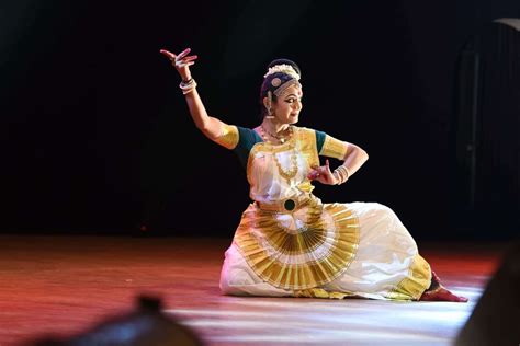 Mohiniyattam: An Enchanting Dance Form of Kerala | Troper Tours