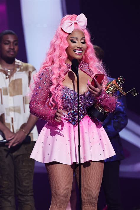 Nicki Minaj's Bubblegum Wig and Massive Bow Threw It Back to "Pink ...