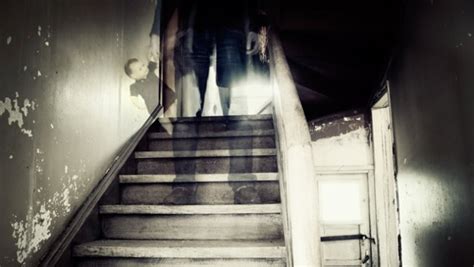 12 Signs that A Ghost Could be In your House - Paranormal Hauntings