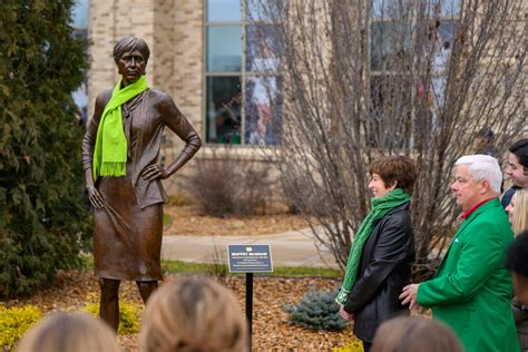 See it: Muffet McGraw's statue unveiled at Notre Dame