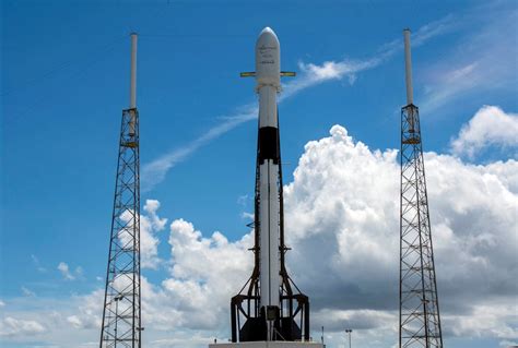 Falcon 9 rocket rolled out for first dedicated Starlink launch – Spaceflight Now