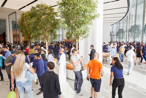 Apple celebrates store opening at Dubai Mall - Apple