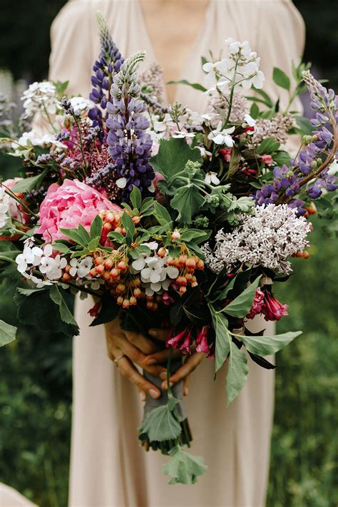 31 Summer Wedding Bouquets That Embrace the Season | Wild wedding bouquet, October wedding ...