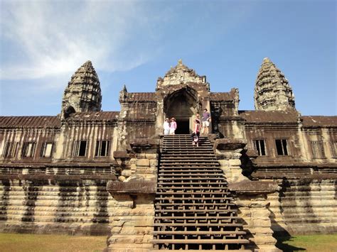 Asisbiz Angkor Wat Khmer architecture internal gallery E entrance 02