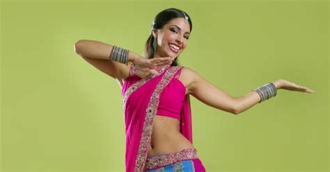 Bollywood Dance Moves: 2 Easy Moves You Can Learn At Home | HuffPost Canada