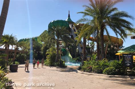 Maku Puihi Round Raft Rides at Volcano Bay | Theme Park Archive