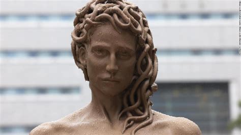 Una estatua de la mitológica Medusa que hizo un argentino se transforma ...