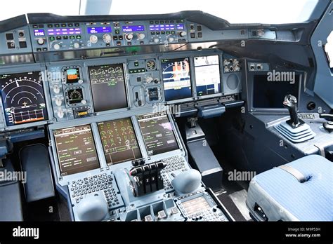 Instruments, Cockpit, Airbus, A380-800, Lufthansa Stock Photo - Alamy