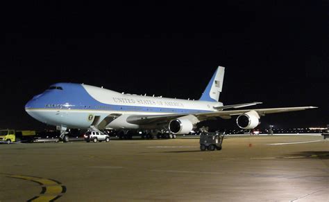 File:Air Force One at the night.jpg - Wikimedia Commons