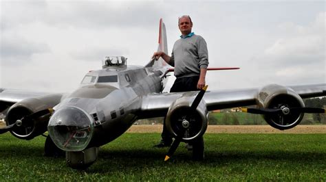 19 Ft. B-17 RC Plane Has Some Mid-Flight Trouble - World War Wings