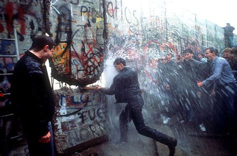 People demolishing the Berlin Wall, Berlin, 1989 [368x244] : r/HistoryPorn