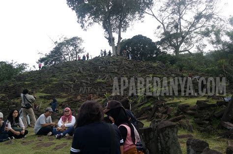 Liburan dan Mengenal Situs Megalitikum Gunung Padang - Apabedanya.com