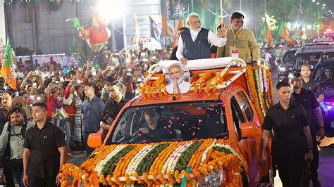 PM Modi showered with flowers during Bengaluru roadshow | Watch | Today News