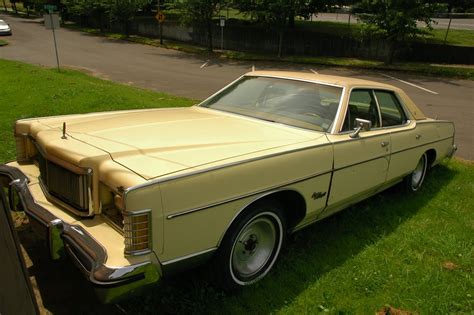 OLD PARKED CARS.: 1975 Mercury Grand Marquis.