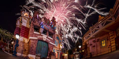 ‘Remember … Dreams Come True’ Fireworks Spectacular From Mickey’s Toontown at Disneyland Park ...