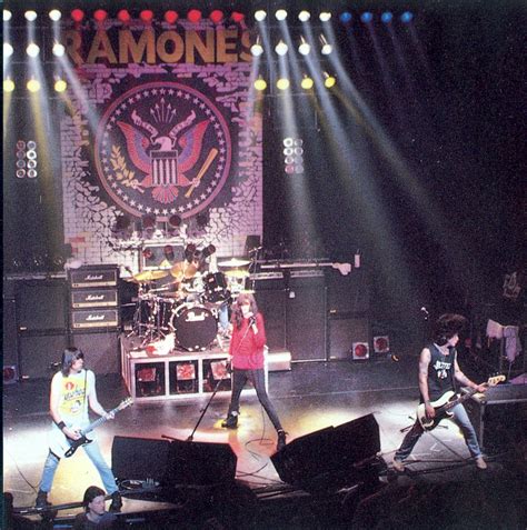 Caverna do Jurassico: The Ramones - Live Thru The Years DVD