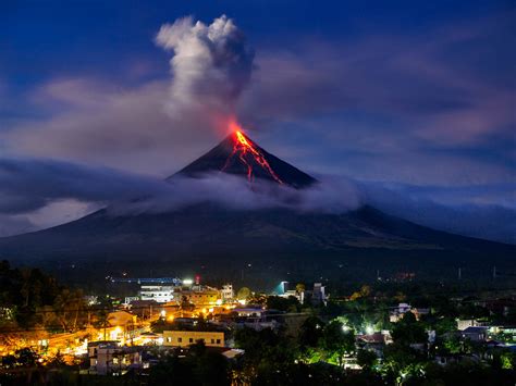 Volcano Eruption Makes for an Epic Wedding Photo | PetaPixel