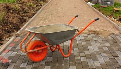 9 Best Wheelbarrow For Concrete Of 2023 | Reviews + Guide