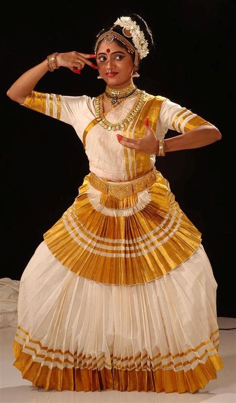 Mohiniattam, Kerala | Indian classical dance, Indian classical dancer ...