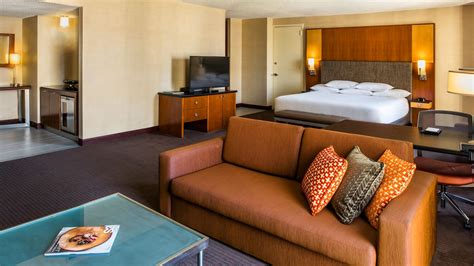 Spacious Hotel Suites in Downtown Chicago | Hyatt Regency Chicago