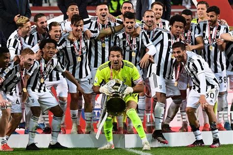 Video - Juventus players celebrate with Coppa Italia trophy - | Juvefc.com