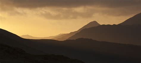 Snowdonia sunset photography - A layered mountain sundown