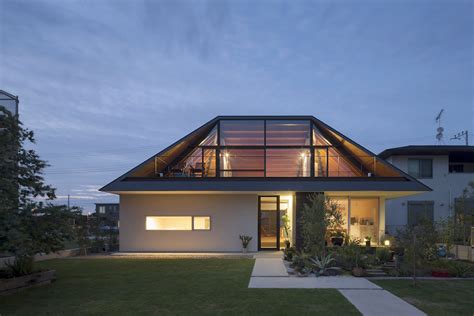 House with a Large Hipped Roof / Naoi Architecture & Design Office | ArchDaily