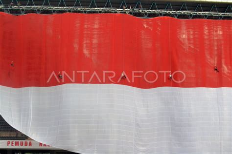 BENDERA MERAH PUTIH RAKSASA | ANTARA Foto