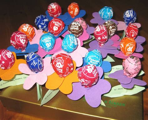 Valentine’s Day Candy Crafts: Tootsie Pop Flowers! - The Frugal Girls