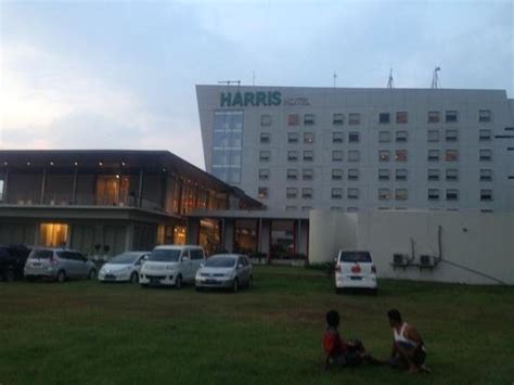 swimming pool - Picture of Harris Hotel Sentul City Bogor, Bogor ...