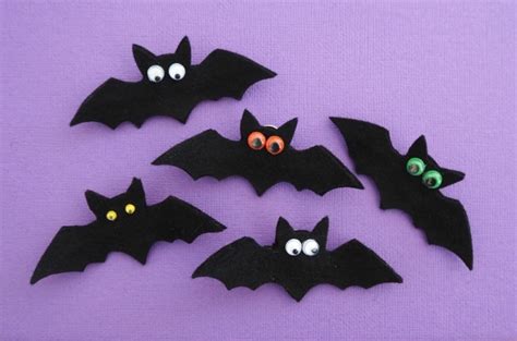 DIY Bat Pin to Decorate your Bag or Jacket - Sew a Softie