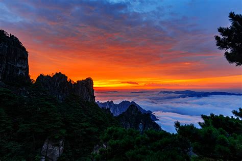 Watch Huangshan Sunrise While Hiking the Yellow Mounatin 2025