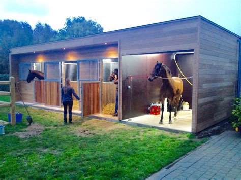 Paardenstal design #paardenstal #design #modern http://www.gevico.be/buitenschrijnwerk ...