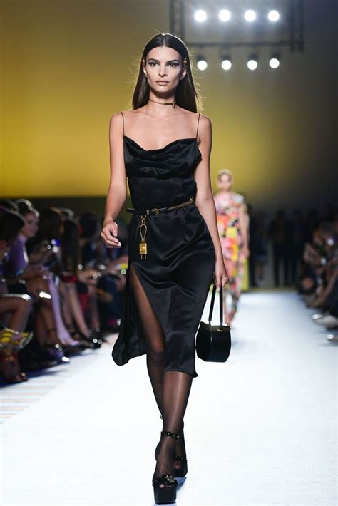 Emily Ratajkowski returns to the runway for Versace | Fashion, Versace ...