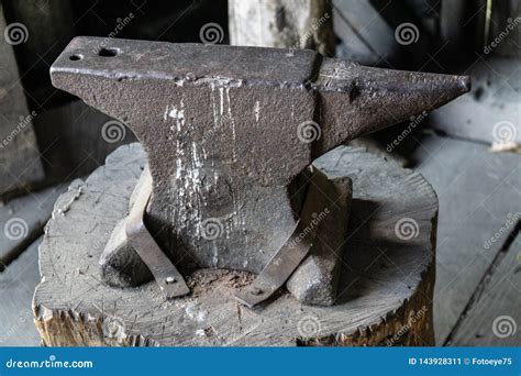 Anvil blacksmith shop editorial photo. Image of tool - 143928311