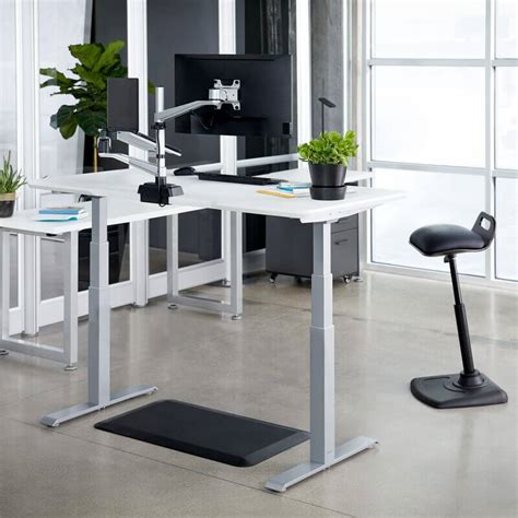 Vari Electric Standing Desk - A Pretty Stable & good choice for short people