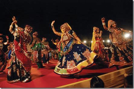 Learn simple Garba dance steps and download Garba music | Nisha Henna Arts Austin Blog