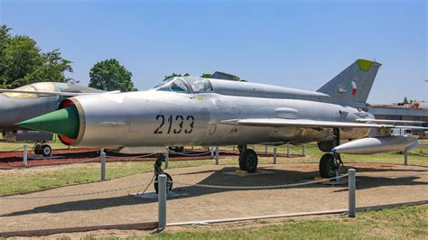 Castle Air Museum goes in heavy with huge bombers, cargo planes - CNET