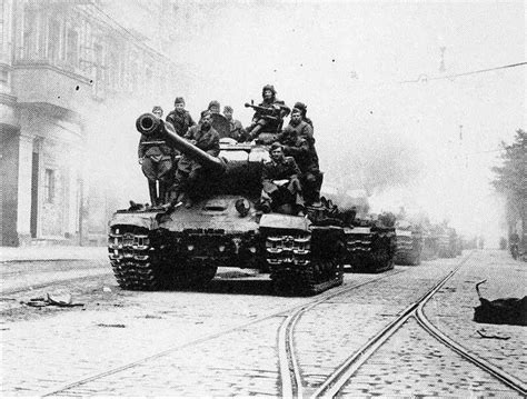 IS2 tanks in Berlin, 1945 – WW2 Weapons